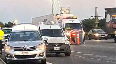 Tremendo accidente en Panamericana: Caminaba por la autopista, fue atropellado y provocó un choque en cadena