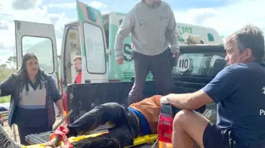 Lo encontraron tirado en la arena con cuatro disparos y no denuncia quién fue