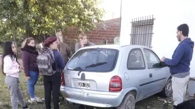 Accidente en Quequén: Esquivó un pozo y casi termina adentro de una casa