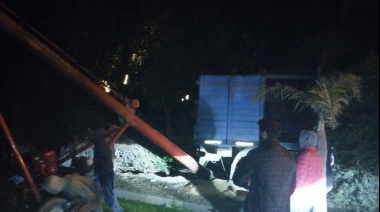 Un camión terminó incrustado en el patio de una casa de Quequén y el conductor tenía alcohol en sangre