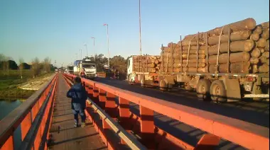 Un héroe: Pescador salvó a una mujer que intentó suicidarse desde el Puente Dardo Rocha