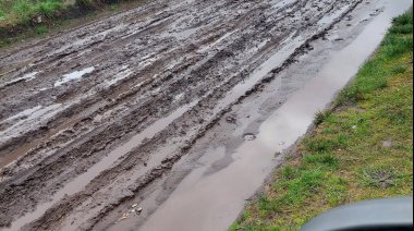 Llovió mucho, todos se quejaron y el EMSUR anunció el repaso de calles de tierra en Barrio Parque