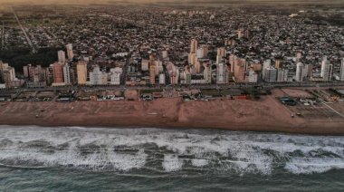Campaña irresponsable en Necochea: Los libertarios destruyen y el peronismo contiene