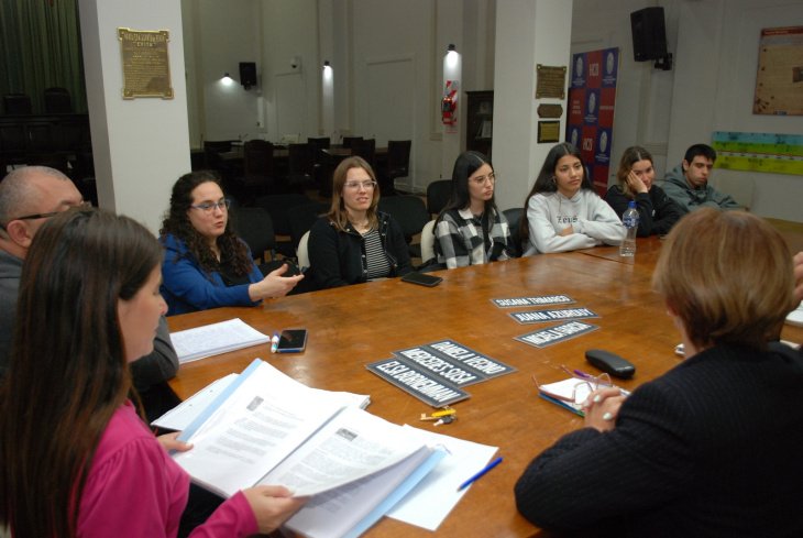 Estudiantes del CENS N° 451 en su presentación ante el HCD de Necochea