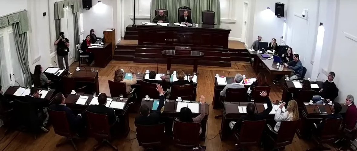 Todos contra Arturo: 3 "balas" que entraron en el Concejo y la defensa de los dos concejales "cumpas"