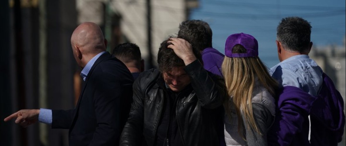 Atacaron a piedazos a Milei y su comitiva durante una recorrida por Lomas de Zamora: Tuvieron que huír del lugar