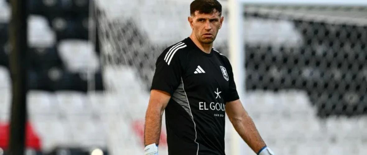 Dibu Martínez reveló que sufrió una fractura durante la entrada en calor de la final de la Europa League