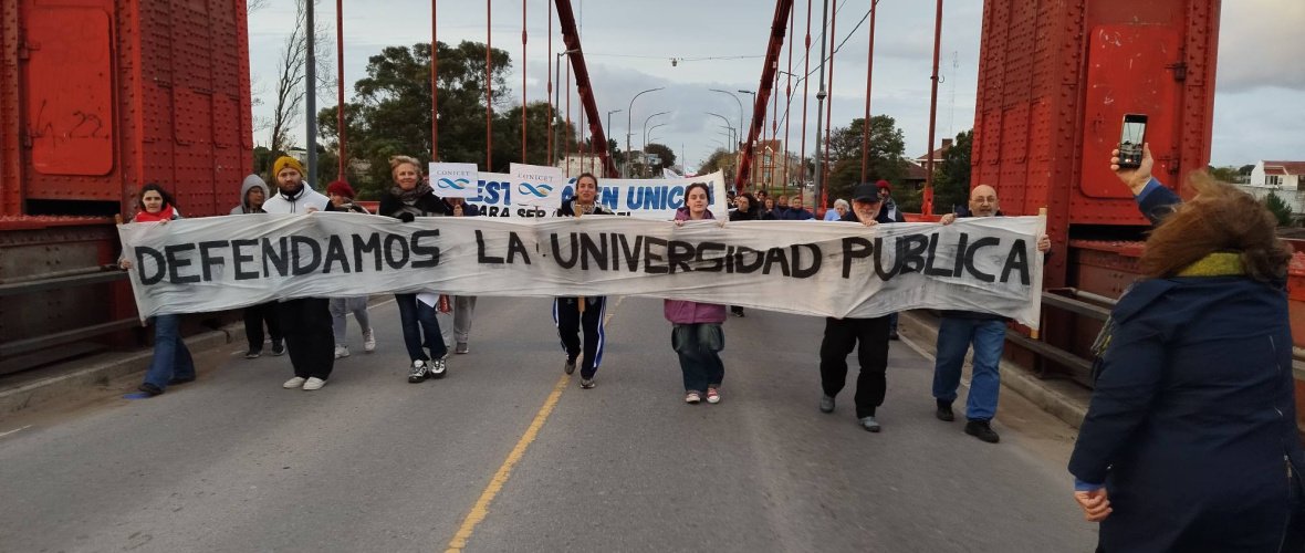 Necochea marchó para pedir que se cumpla con la Ley de Financiamiento Universitario
