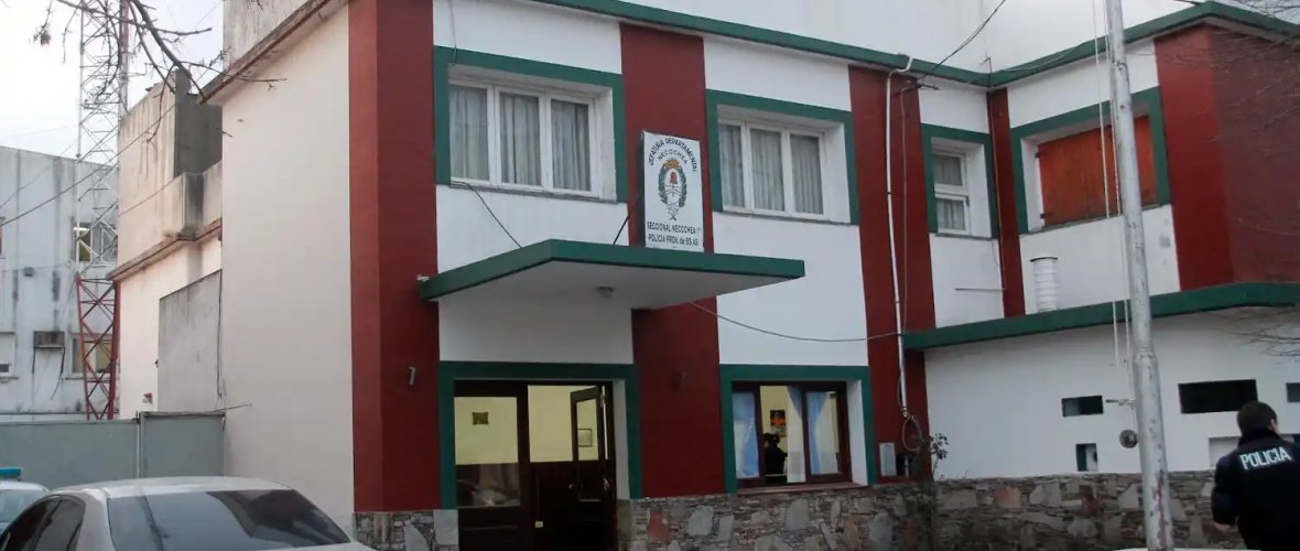 Detuvieron a dos sospechosos de pegarle un balazo en la sien a un joven en una vivienda de calle 80