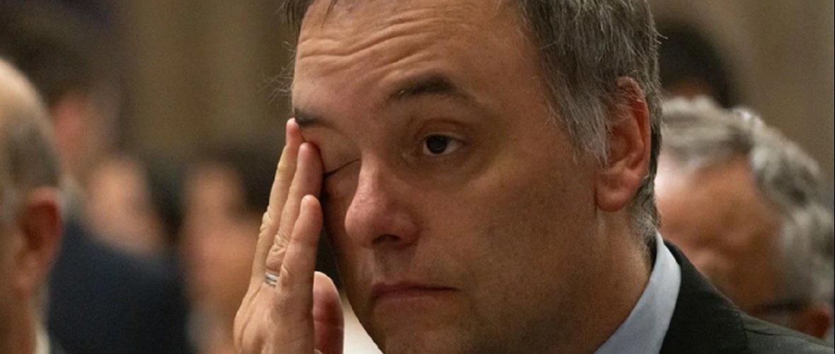De vocero a mago: Adorni hizo aparecer medio millón de dólares de una billetera olvidada