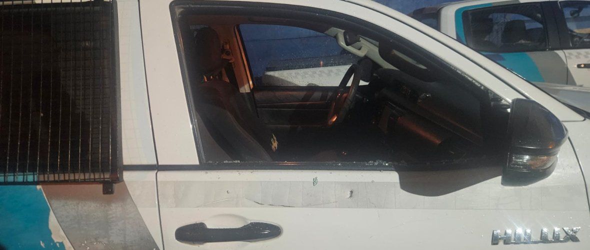 Violento operativo en Quequén: Tres detenidos tras un enfrentamiento con la Policía y una oficial herida
