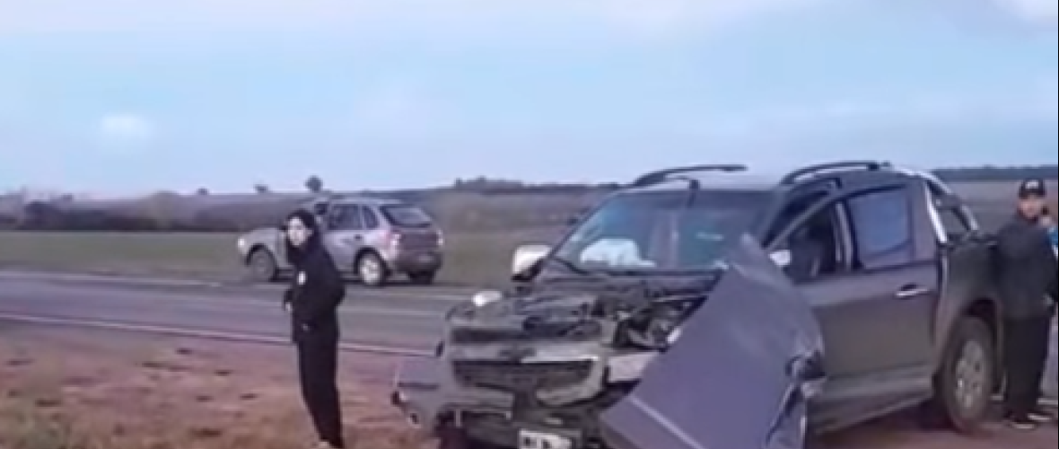 Fuerte choque en la Ruta 88: Tres vehículos involucrados y varios heridos trasladados al HIGA