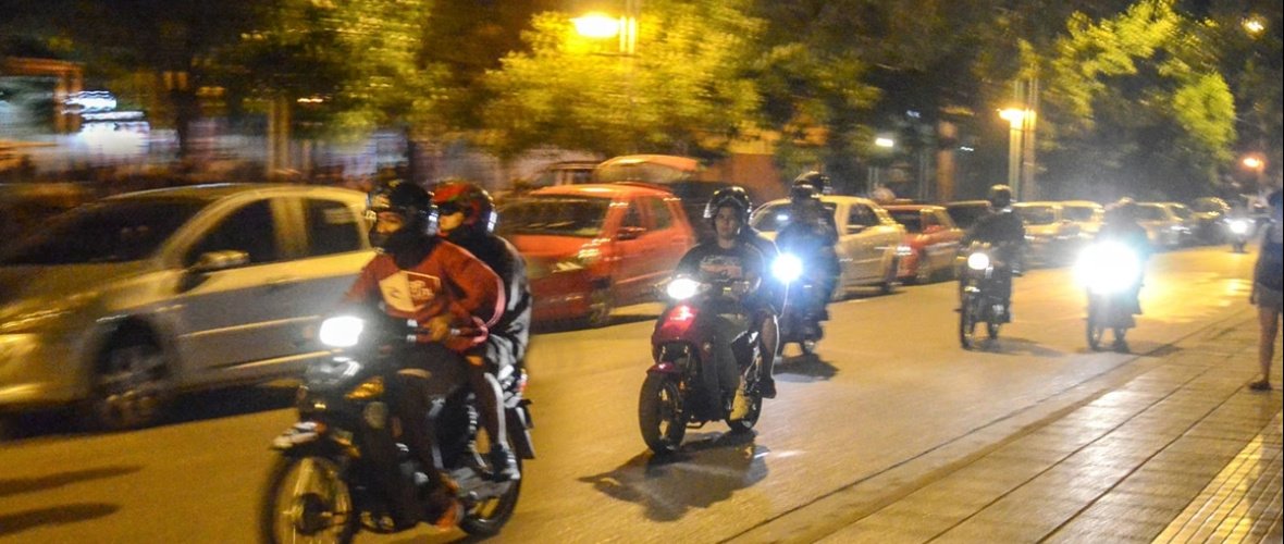 Escapes libres: El Senado bonaerense podría aprobar fuertes multas para motos y autos