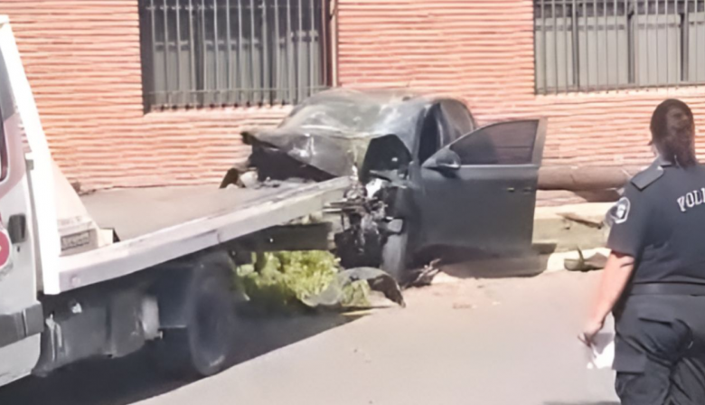 Quequén: Perdió el control de su auto y lo destruyó contra un poste, un ...