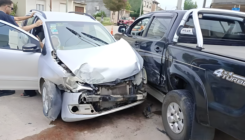 Fuerte choque entre un auto y una camioneta 51 y 70 - Diario Cuatro ...
