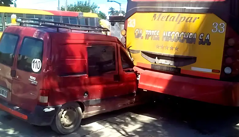 Un utilitario se incrustó contra un colectivo en Quequén
