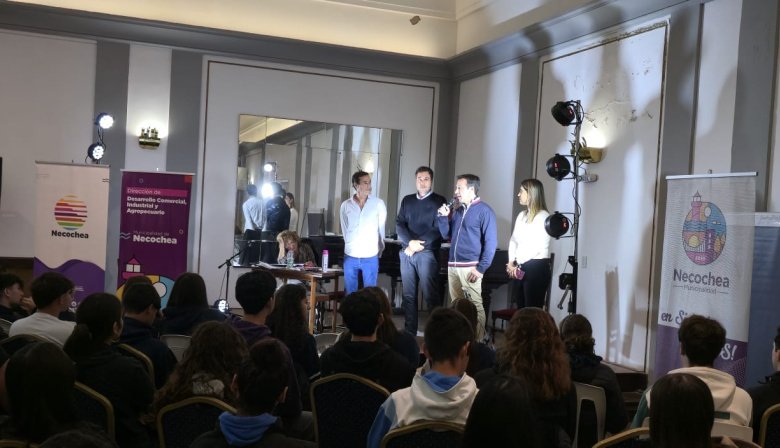 Con una obra de teatro la Muni enseña a estudiantes cómo buscar trabajo