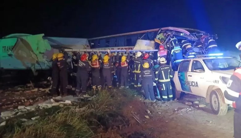 Violento choque en la Ruta 3 entre un camión y un micro que partió ...