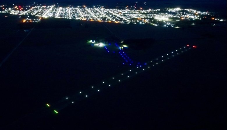 San Cayetano avanza con el balizamiento nocturno del Aeroclub: más seguridad y operatividad 24 horas