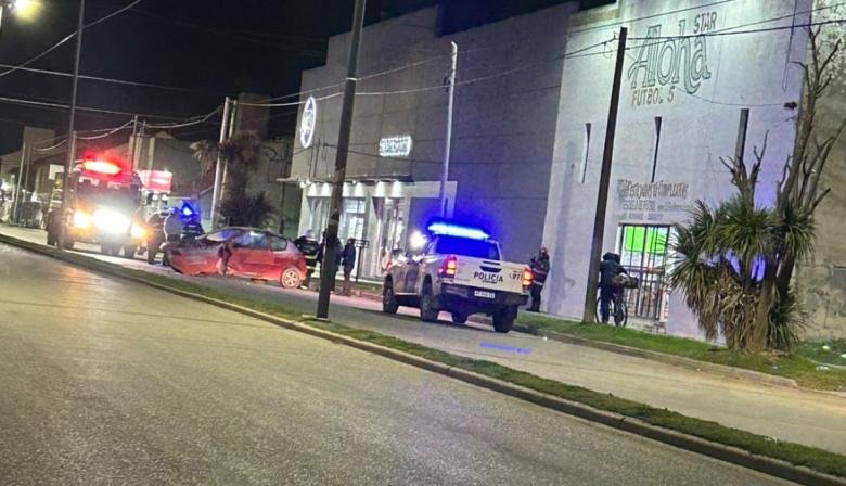 Accidente en la avenida 75: Una mujer chocó contra una columna y fue ...