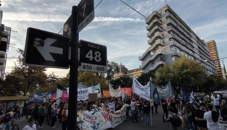 Sin clases y con protestas: Fuerte paro en la Universidad Nacional de La Plata
