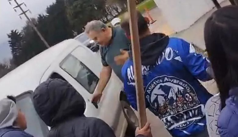 Video: Violenta pelea en la puerta del Parque Industrial por corte en la Ruta 88