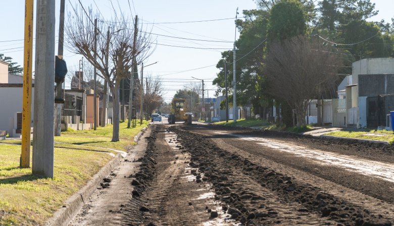 San Cayetano presenta funcionarios, incorpora médicos y comienza nuevas obras de asfalto