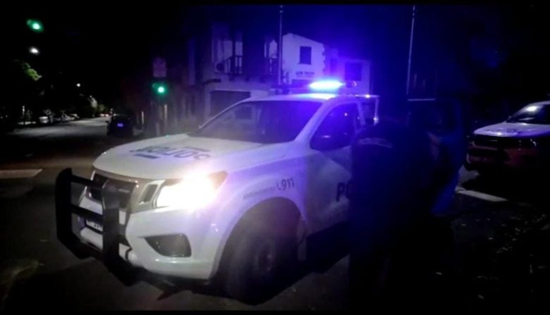 Horror en Mar del Plata: Motociclista murió decapitado por un cable colocado entre árboles