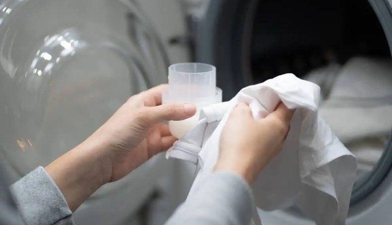 Cinco errores al usar jabón líquido que podrían dañar tu ropa