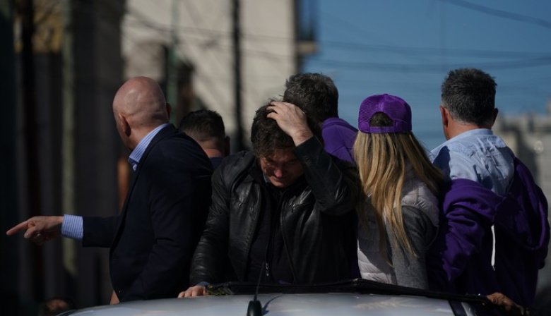 Atacaron a piedazos a Milei y su comitiva durante una recorrida por Lomas de Zamora: Tuvieron que huír del lugar
