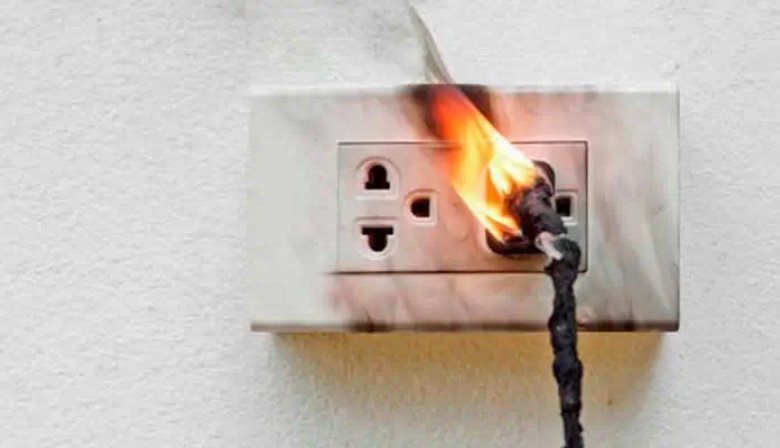 Atención con los enchufes: Si se ve así, cambialo para evitar un incendio