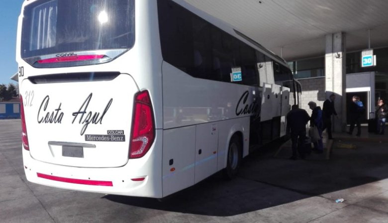Insólito: Robaron un micro de la terminal de Miramar y lo abandonaron en los acantilados