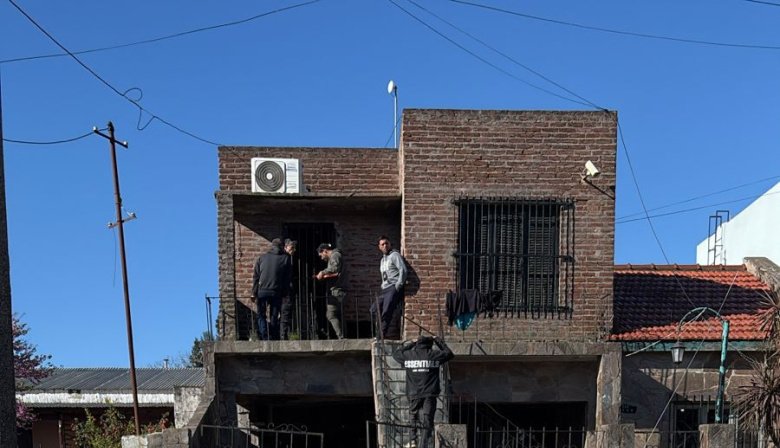 Allanamiento en Quequén: Detuvieron a una mujer y secuestraron un arma de fuego