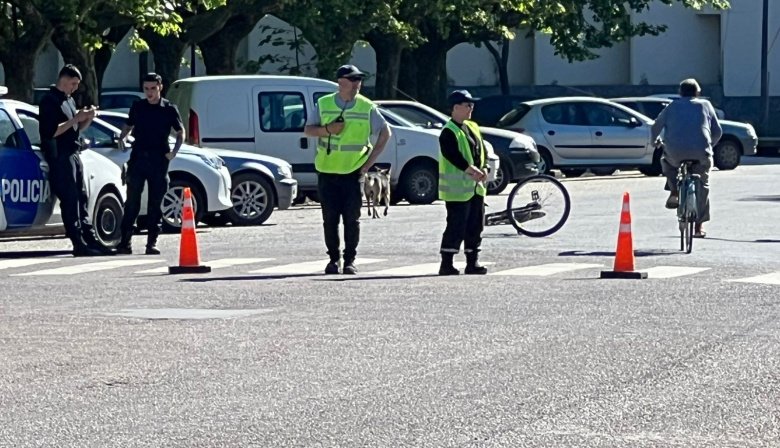 Un ciclista resultó herido tras ser embestido por un auto en pleno ...