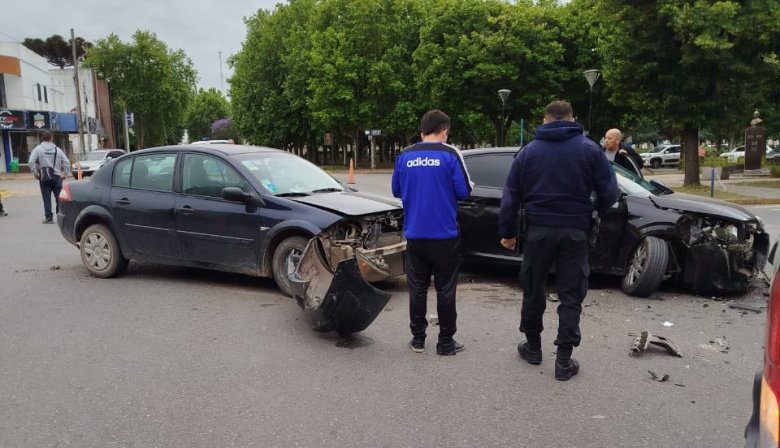 Accidente en el centro de Necochea: Una conductora resultó herida tras un choque en 59 y 60