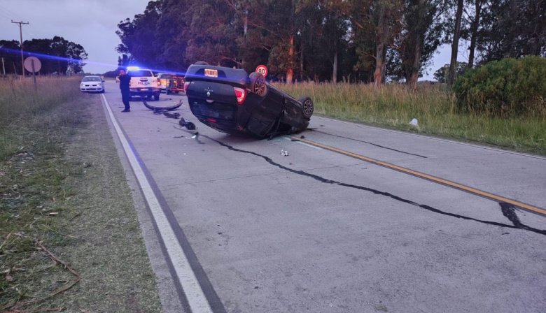 Dos jóvenes resultaron heridos tras el vuelco de un auto en el Camino Viejo a Miramar