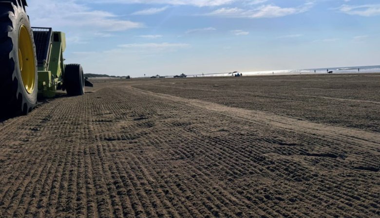 Limpian las playas en Necochea con una máquina que trajo López (y que Nueva Necochea se empeña en eliminar)