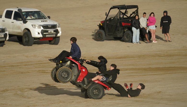 Senadores impulsan una ley para prohibir vehículos motorizados en las playas bonaerenses