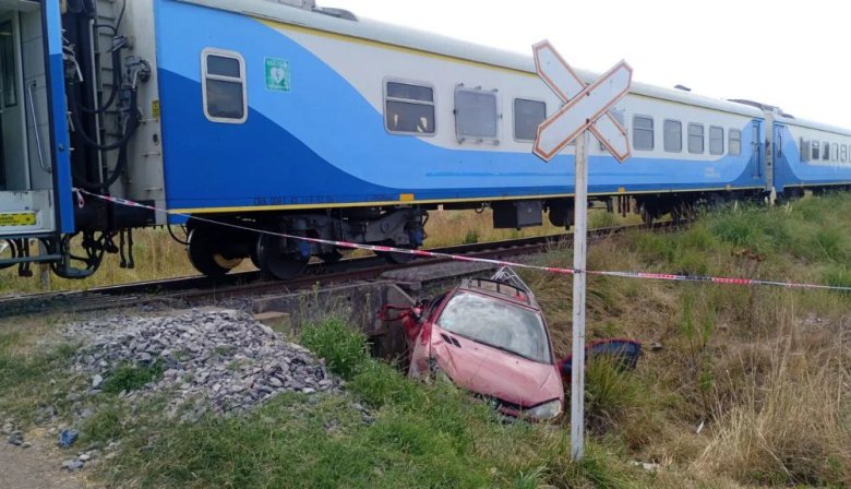 Tragedia en la Autovía 2: Murió un joven tras el choque entre un tren y un auto cerca de Mar del Plata