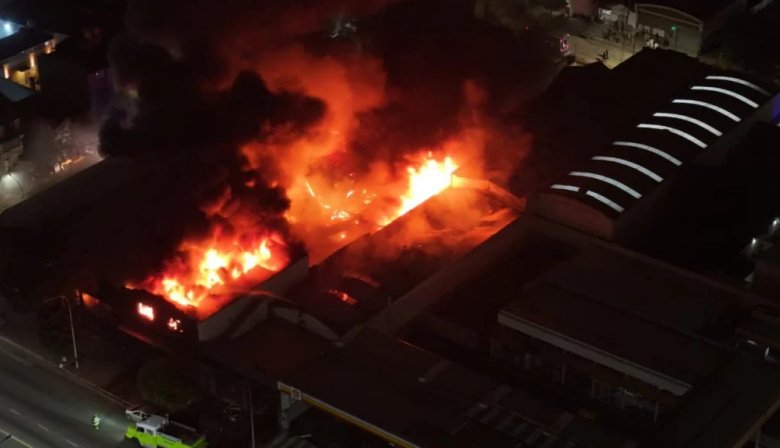 Voraz incendio en Mar del Plata: Destruyó un taller mecánico y una ferretería