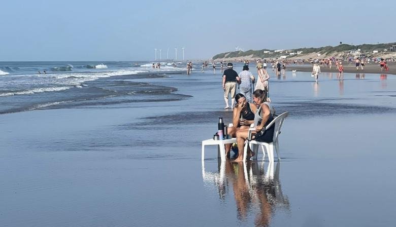 Verano en la Provincia: Menos turistas, estadías más cortas y fuerte caída del consumo