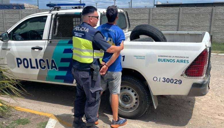 Quequén: Detuvieron a un joven por violar una orden de restricción y ocultarse en la casa de su ex pareja