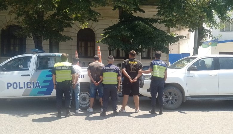 Aprehendieron a tres turistas que vendían herramientas en la vía pública