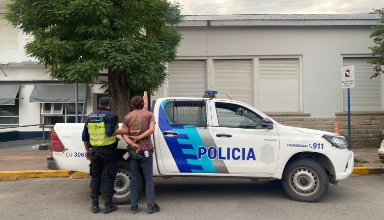 Detuvieron a un hombre por robar herramientas de un auto estacionado