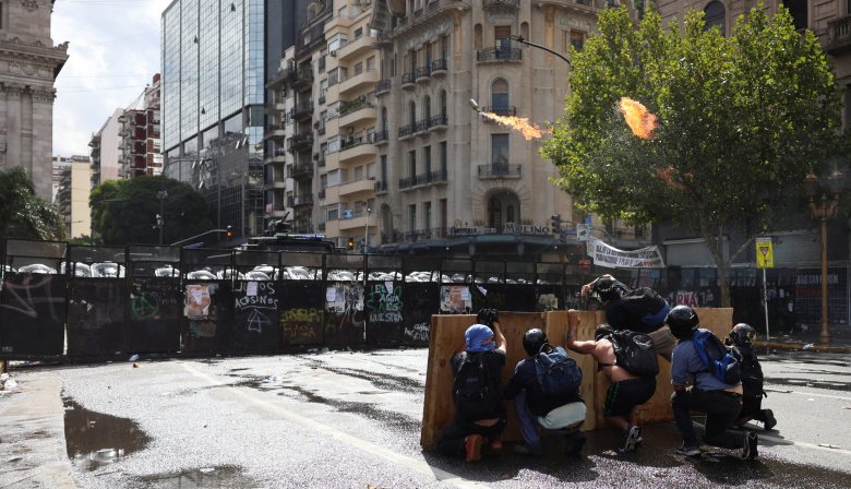 Reforma Laboral: Piedrazos, balas de goma y heridos en la marcha de la CGT
