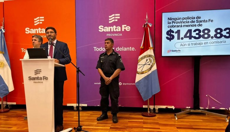 Maximiliano Pullaro reconoció que el reclamo de la Policía "fue justo" y anunció mejoras salariales