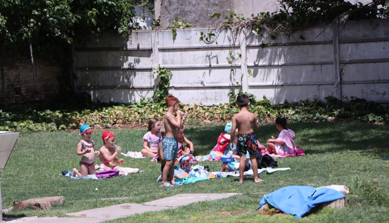 Continúa el programa “Deportes en Verano” en San Cayetano con clases de natación y actividades recreativas