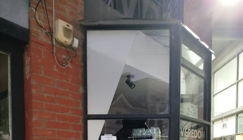 Detuvieron a un hombre por robar un celular tras romper la vidriera de un café en la Villa Balnearia