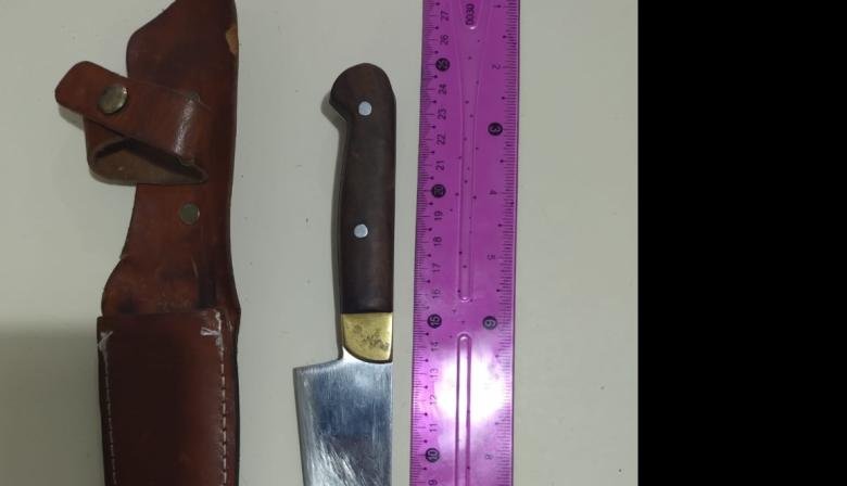 Interceptaron a dos menores armados con cuchillos en plena vía pública