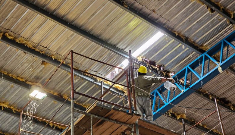 Puerto Quequén repara el techo del gimnasio del CEF 76 en Quequén